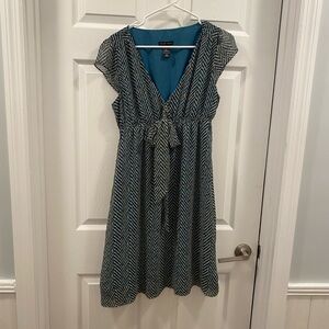 New York & Company women’s knee length flutter sleeve Blue Chevron Dress size 12